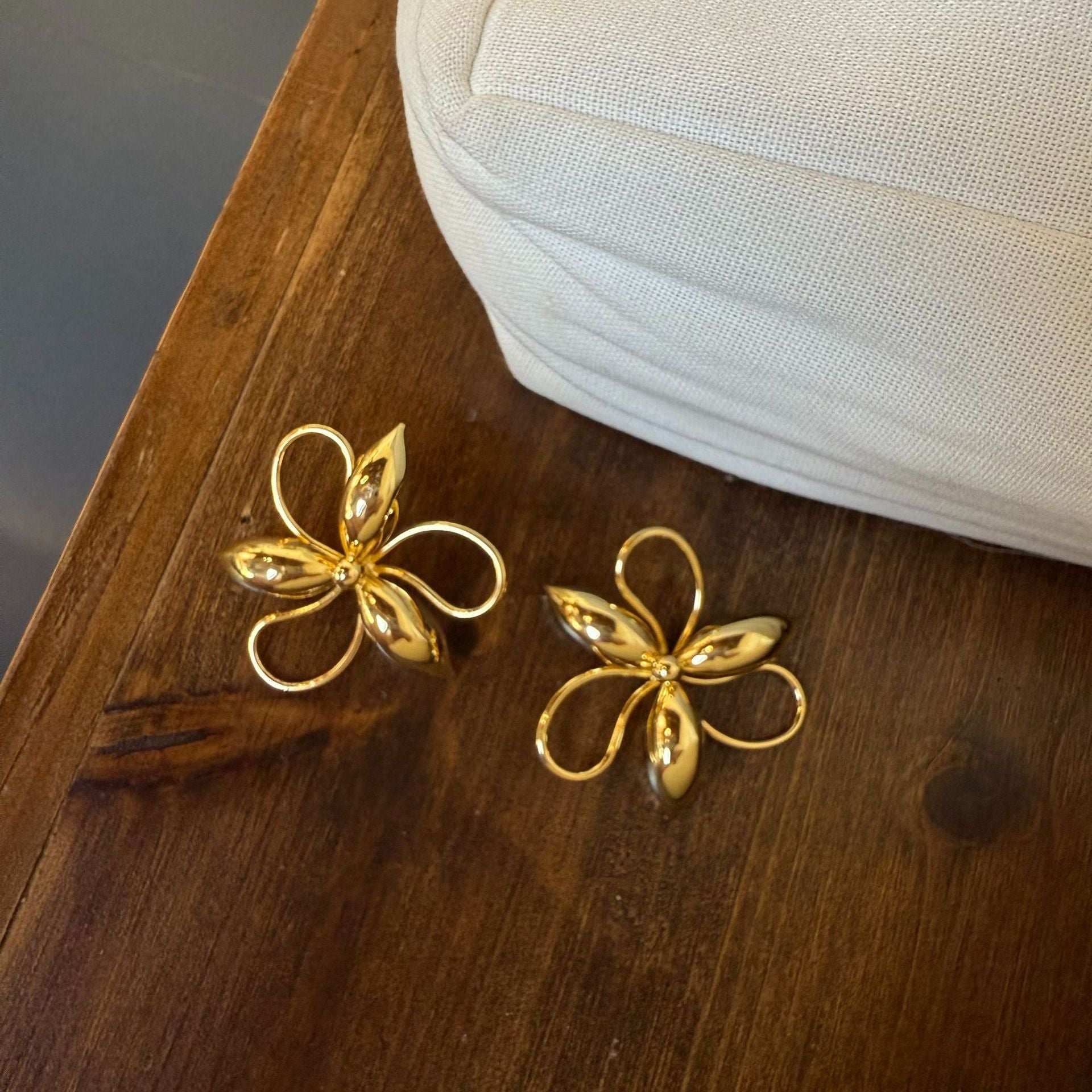 Big Flower Fashion All-match Stud Earrings Female - Novair-product name